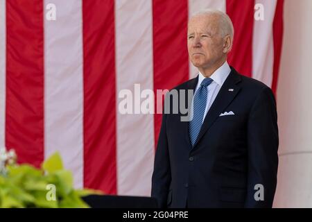 Arlington, Vereinigte Staaten Von Amerika. Mai 2021. US-Präsident Joe Biden ist während der jährlichen Gedenkfeier zum Memorial Day im Memorial Amphitheater auf dem Nationalfriedhof Arlington am 31. Mai 2021 in Arlington, Virginia, aufmerksam. Quelle: Planetpix/Alamy Live News Stockfoto