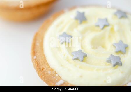 Buttergebäck-Pasteten mit einer Hackfleischfüllung mit gewürzten Weinfrüchten, gekrönt mit Brandy Buttercreme und einer süßen, traditionellen Hackfleischpasteten Stockfoto