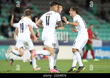 Ljubljana, Slowenien, 31. Mai 2021. Gianluca Scamacca aus Italien wird von seinen Teamkollegen nach dem Tor gratuliert, um beim Spiel der UEFA U21 Championships 2021 im Stadion Stoczicw in Ljubljana ein Tor auf 3-2 zurückzuholen. Bildnachweis sollte lauten: Jonathan Moscrop / Sportimage Stockfoto