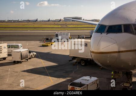 Honolulu, Hawaii. United Airlines Flugzeuge werden für den nächsten Flug am Daniel K. Inouye International Airport betankt und beladen. Stockfoto