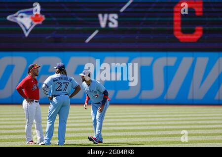 CLEVELAND, OH - 30. Mai: Vladimir Guerrero Jr. (27) und Lourdes Gurriel Jr. (13) von den Toronto Blue Jays sprechen mit Harold Ramirez (40) vom Clevelan Stockfoto