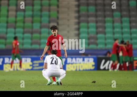 Ljubljana, Slowenien, 31. Mai 2021. Vitinha von Portugal konsultiert Riccardo Sottil von Italien, als er reagiert, nachdem Francisco Conceicao von Portugal erzielte, um der Mannschaft während des UEFA U21 Championships 2021-Spiels im Stadion Stoczicw, Ljubljana, eine 5-3-Stunden-Führung zu geben. Bildnachweis sollte lauten: Jonathan Moscrop / Sportimage Stockfoto