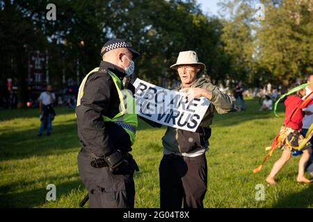 London, Großbritannien. Mai 2021. Ein Protestler versucht, mit der Polizei zu argumentieren. Yuen Ching Ng/Alamy Live News Stockfoto