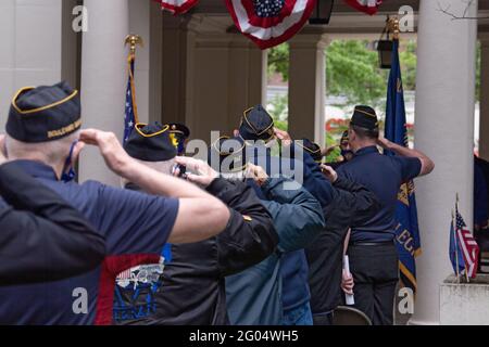 NEW YORK, NY – 31. MAI: Am 31. Mai 2021 wird in der Gedenkfeier zum American Legion Boulevard Gardens 2021 Memorial Day im Stadtteil Queens von New York City während des Wasserspiels begrüßt. Memorial Day ist ein Bundesfeiertag, an dem Militärpersonal geehrt wird, das bei der Erfüllung seiner Militäraufgaben ums Leben gekommen ist. Kredit: Ron Adar/Alamy Live Nachrichten Stockfoto