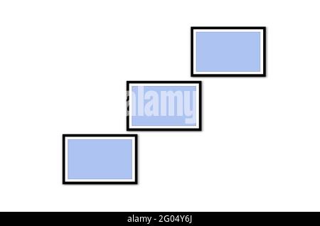 Eries von drei Rahmen hängend in weißem Wandhintergrund. Blaues Foto leerer Leerwert mit schwarzen Rändern. Wohnkultur Rahmen Design. 3D-Illustration Mock-up. Stockfoto