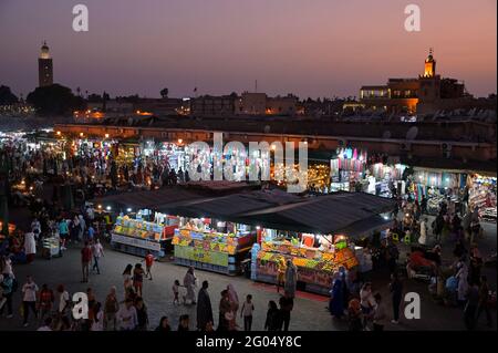 Der lebhafte Platz Jemaa el-Fnaa in der Dämmerung, Marrakesch, MA Stockfoto