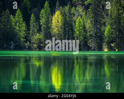 Herrliche Aussicht auf Seen und Bäche in den Dolomiten in den Alpen, Italien Stockfoto