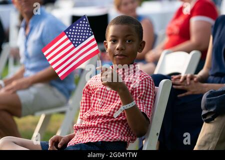 Ein junger Gast, der an der Veranstaltung „Salute to America“ 2020 teilnimmt, schwingt eine amerikanische Flagge, während Präsident Donald J. Trump am Samstag, dem 4. Juli 2020, auf dem South Lawn des Weißen Hauses eine Rede hält Stockfoto