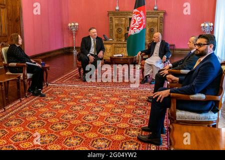 US-Außenminister Michael R. Pompeo trifft sich am 23. März 2020 mit dem afghanischen Präsidenten Ashraf Ghani vor der US-Botschaft in Kabul, Afghanistan. Stockfoto