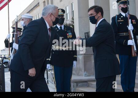 Berichtet: Verteidigungsminister Dr. Mark T. Esper empfängt den israelischen Verteidigungsminister Benjamin Benny Gantz im Pentagon, Washington, D.C., am 22. September 2020 Stockfoto