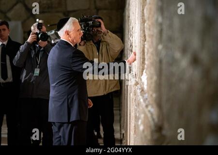 Vizepräsident Mike Pence betet am Donnerstag, den 23. Januar 2020, an der Westmauer in Jerusalem Stockfoto