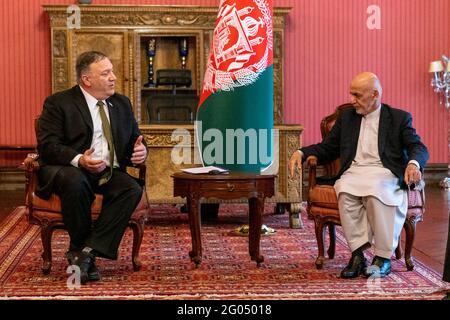 US-Außenminister Michael R. Pompeo trifft sich am 23. März 2020 mit dem afghanischen Präsidenten Ashraf Ghani vor der US-Botschaft in Kabul, Afghanistan. Stockfoto