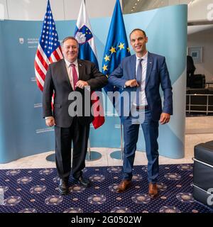 Staatssekretär Michael R. Pompeo trifft am 13. August 2020 in Ljubljana, Slowenien, mit dem slowenischen Außenminister Anze Logar zusammen Stockfoto