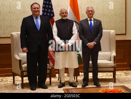 Berichten: (Von links) US-Außenminister Michael Pompeo, indischen Premierminister Narendra Modi und US-Verteidigungsminister James N. Mattis treffen sich bei Modiâ €™s Wohnsitz, Neu-Delhi, Indien, 6. September 2018. Mattis traf sich zusammen mit dem US-Außenminister Michael Pompeo, dem Vorsitzenden der Generalstabschefs Joseph F. Dunford und anderen führenden US-Beamten nach dem ersten 2+2-Ministerdialog zwischen den USA und Indien mit Modi, wo Mattis und Pompeo sich mit ihren indischen Amtskollegen trafen. Stockfoto