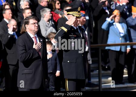 Berichtet: Der Sekretär für Veteranenangelegenheiten Robert L. Wilkie ehrt mit dem kommandierenden General des US Army Military District von Washington, Army Maj. General Michael L. Howard, beim Kranz am Veterans Day, der am Grab des unbekannten Soldaten, Arlington, VA., 11. November 2018 niedergelegt wurde. Stockfoto