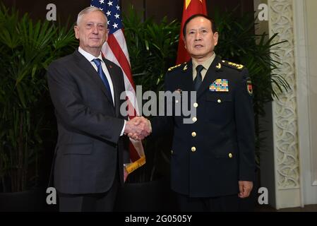 Berichtet: US-Verteidigungsminister James N. Mattis trifft sich mit Chinas Minister für Nationale Verteidigung Gen. Wei Fenghe auf der ASEAN Defense Ministersâ €™ Treffen, Singapur, 18. Oktober 2018. Stockfoto