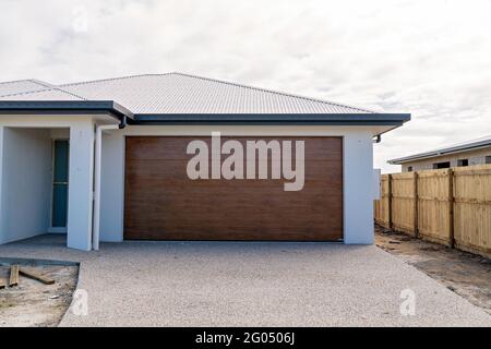 Mackay, Queensland, Australien - 2021. Mai: Der Carport eines neu errichteten Hauses, das seine ersten Bewohner auf einer Vorstadtstraße in einer ländlichen Stadt erwartet, Stockfoto