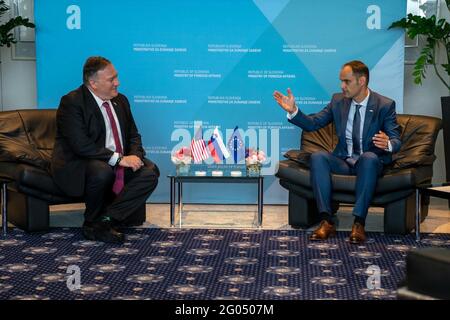 Staatssekretär Michael R. Pompeo trifft am 13. August 2020 in Ljubljana, Slowenien, mit dem slowenischen Außenminister Anze Logar zusammen. Stockfoto