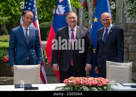 Staatssekretär Michael R. Pompeo posiert mit dem slowenischen Ministerpräsidenten Janez Jansa und dem slowenischen Außenminister Anze Logar bei der Unterzeichnung der gemeinsamen 5G-Erklärung am 13. August 2020 in Bled, Slowenien, für ein Foto. Stockfoto