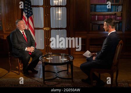 Staatssekretär Michael R. Pompeo wird am 12. August 2020 von Martin Reznicek vom tschechischen Fernsehen in Prag interviewt Stockfoto