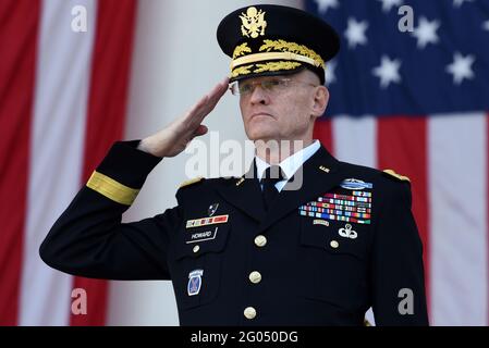 Berichtet: Der kommandierende General des US Army Military District von Washington, Army Maj. General Michael L. Howard, ehrt zu Beginn des Programms im Arlington National Cemetery's Memorial Amphitheatre, während der National Veterans Day Observance, Arlington, VA., 11. November 2018. Stockfoto