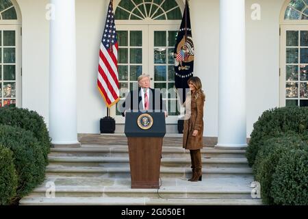 Präsident Donald J. Trump, begleitet von First Lady Melania Trump, hält am Dienstag, dem 26. November 2019, im Rosengarten des Weißen Hauses eine Rede während der nationalen Danksagungszeremonie in der Türkei Stockfoto