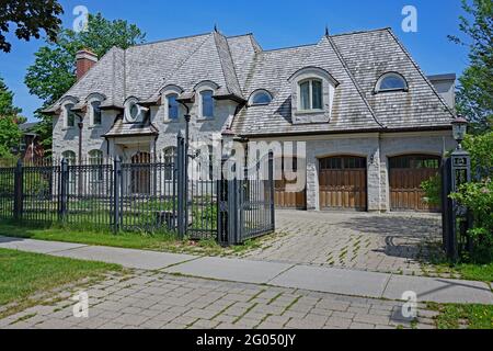 Großes Haus mit dreifacher Garage und Zedernschindeldach Stockfoto