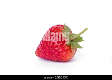 Frische reife saftige Erdbeere isoliert auf weißem Hintergrund. Stockfoto