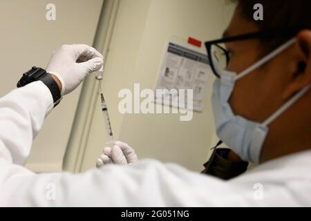 Der Krankenhauspitalist Milan Torres, Seaman der Marine, bereitet eine Dosis des COVID-19-Impfstoffs vor, der einem Patienten verabreicht werden soll, Walter Reed National Military Medical Center, Bethesda, MD., 14. Dezember 2020. Stockfoto