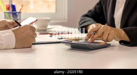 Das Geschäftsprojekt-Team arbeitet im Besprechungsraum des Büros zusammen. Stockfoto