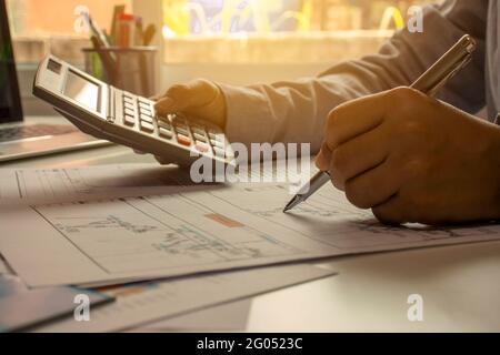 Geschäftsleute, die Berichte prüfen, Finanzdokumente zur Analyse von Finanzinformationen, Arbeitskonzept Stockfoto