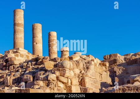 Kolonnade mit Säulen am großen Tempel installiert, an einem klaren Sommertag mit blauem Himmel, archäologische Stätte von petra, jordanien Stockfoto