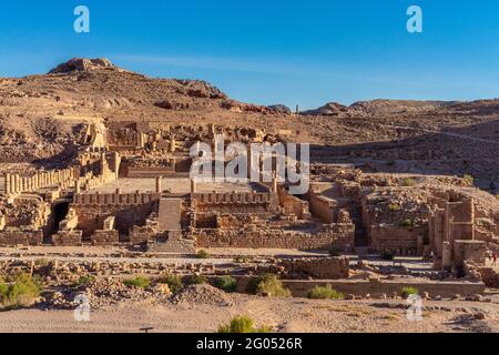 Übersicht über den großen Tempel und das Temensentor in der archäologischen Stätte von petra, jordanien Stockfoto