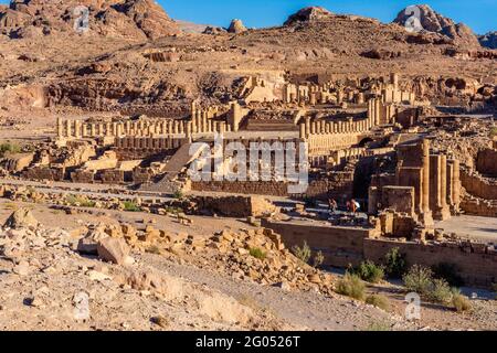 Draufsicht auf das Temenser Tor und den großen Tempel mit Felsformationen im Hintergrund an der archäologischen Stätte von petra, jordanien Stockfoto