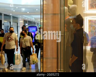 London, Großbritannien. 29/05/21. Ein Westfield-Geschäft schließt seine Türen, nachdem Anti-Impfpass-Demonstranten das Einkaufszentrum in Shepherd's Bush stürmten. Stockfoto