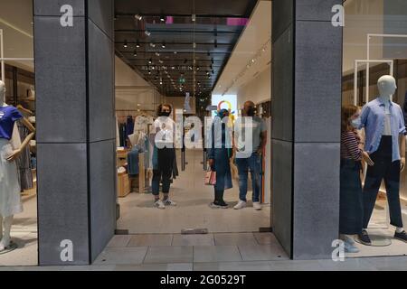 London, Großbritannien. 29/05/21. Ein Westfield-Geschäft schließt seine Türen, nachdem Anti-Impfpass-Demonstranten das Einkaufszentrum in Shepherd's Bush stürmten. Stockfoto