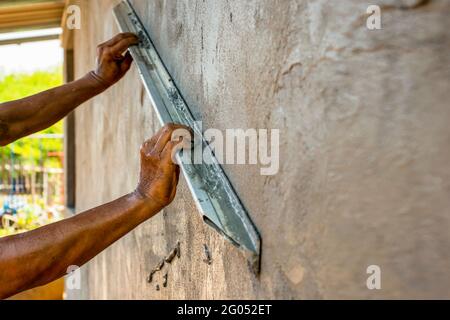 Home Verbesserung und Verbesserung Konzept. Nahaufnahme der Arbeiter, die Mauern verputzen, um Häuser zu bauen. Stockfoto