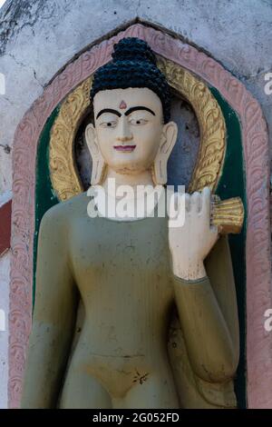 Buddha-Statue in Shreenagar, Tansen, Palpa, Nepal, von wo aus Sie die landschaftliche Schönheit rund um Tansen, Palpa, bewundern können. Stockfoto