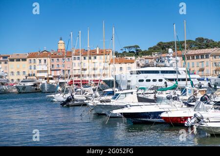 Saint Tropez, Frankreich. Mai 2021. Boote werden im Hafen 'Port de Saint Tropez' vertäut. Quelle: Sebastian Sinterhauf/dpa/Alamy Live News Stockfoto