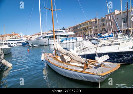 Saint Tropez, Frankreich. Mai 2021. Boote werden im Hafen 'Port de Saint Tropez' vertäut. Quelle: Sebastian Sinterhauf/dpa/Alamy Live News Stockfoto