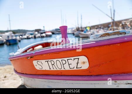 Saint Tropez, Frankreich. Mai 2021. Ein Boot mit dem Namensschild 'St Tropez' liegt auf dem Boden neben dem Wasser im Hafen 'Port de Saint Tropez'. Quelle: Sebastian Sinterhauf/dpa/Alamy Live News Stockfoto