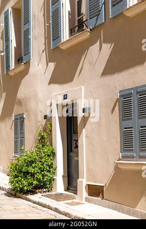 Saint Tropez, Frankreich. Mai 2021. Ein Haus in der Altstadt von Saint-Tropez. Quelle: Sebastian Sinterhauf/dpa/Alamy Live News Stockfoto