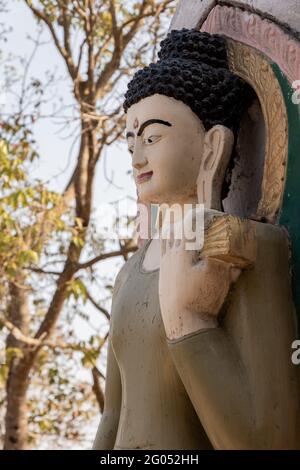 Buddha-Statue in Shreenagar, Tansen, Palpa, Nepal, von wo aus Sie die landschaftliche Schönheit rund um Tansen, Palpa, bewundern können. Stockfoto