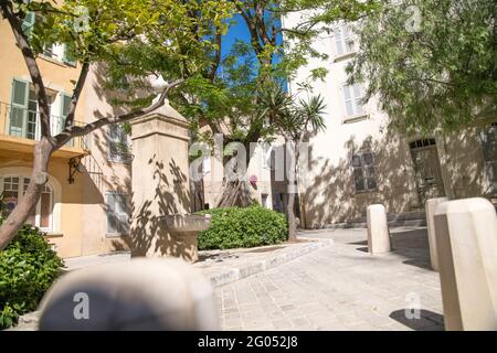 Saint Tropez, Frankreich. Mai 2021. Eine Straße in der Altstadt von Saint-Tropez. Quelle: Sebastian Sinterhauf/dpa/Alamy Live News Stockfoto