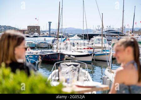 Saint Tropez, Frankreich. Mai 2021. Zwei Frauen sitzen am Hafen 'Port de Saint Tropez'. Quelle: Sebastian Sinterhauf/dpa/Alamy Live News Stockfoto