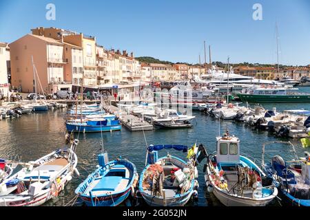 Saint Tropez, Frankreich. Mai 2021. Zahlreiche Boote liegen im Hafen 'Port de Saint Tropez'. Quelle: Sebastian Sinterhauf/dpa/Alamy Live News Stockfoto