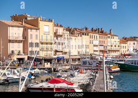 Saint Tropez, Frankreich. Mai 2021. Zahlreiche Boote liegen im Hafen 'Port de Saint Tropez'. Quelle: Sebastian Sinterhauf/dpa/Alamy Live News Stockfoto
