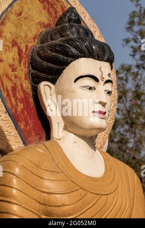 Buddha-Statue in Shreenagar, Tansen, Palpa, Nepal, von wo aus Sie die landschaftliche Schönheit rund um Tansen, Palpa, bewundern können. Stockfoto