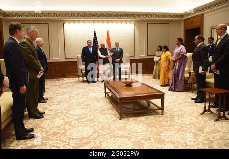 Berichten: (Mitte des Fotos, von links) US-Außenminister Michael Pompeo, indischen Premierminister Narendra Modi und US-Verteidigungsminister James N. Mattis treffen sich bei Modiâ €™s Wohnsitz, Neu-Delhi, Indien, 6. September 2018. Mattis traf sich zusammen mit dem US-Außenminister Michael Pompeo, dem Vorsitzenden der Generalstabschefs Joseph F. Dunford und anderen führenden US-Beamten nach dem ersten 2+2-Ministerdialog zwischen den USA und Indien mit Modi, wo Mattis und Pompeo sich mit ihren indischen Amtskollegen trafen. Stockfoto