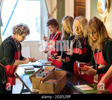 Freiwillige bereiten Dekorationen für den Grünen Raum des Weißen Hauses vor Mittwoch, den 27. November 2019, in Vorbereitung auf die kommende Weihnachtszeit im Weißen Haus Stockfoto